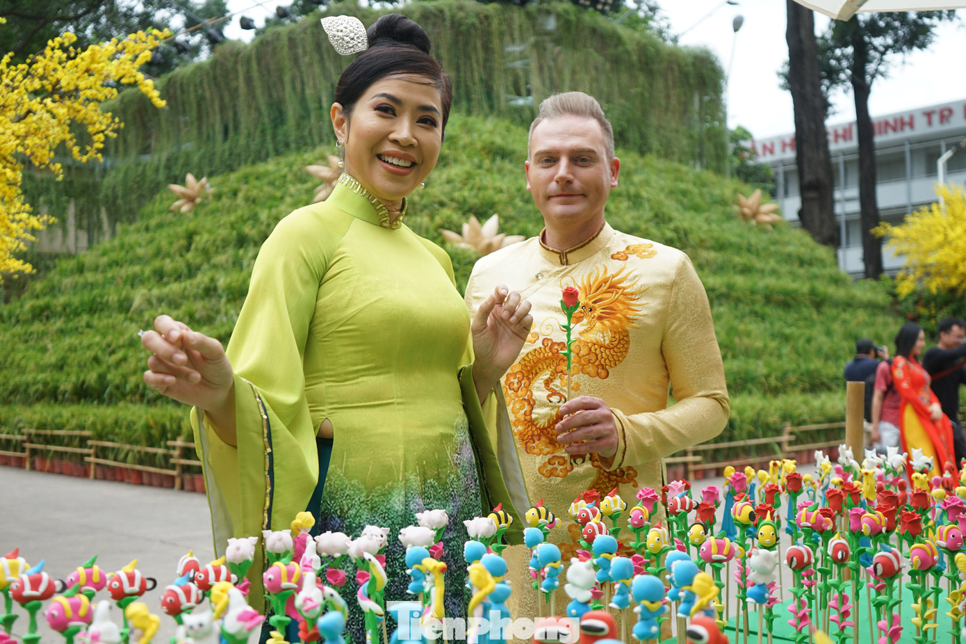 Ngoài ra, Phố ông đồ còn tổ chức các hoạt động dân gian ngày Tết như nặn tò he, làm tranh nghệ thuật xoắn giấy, giấy handmade tạo hình 3D, khắc thủ công mỹ nghệ, vẽ tranh truyền thần, góc ẩm thực đèn dầu, gian hàng áo dài khiến các du khách rất thích thú khi đến tham quan