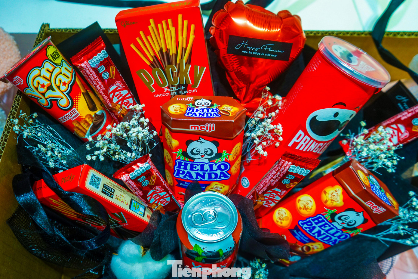 Theo anh Nguyễn Phan Nhật Minh (chủ cửa hàng hoa Happy Flower) cho biết, hầu hết các loại hoa được các nhân viên tại cửa hàng tạo nên là làm từ các loại bánh kẹo và đồ chơi nhập từ Colorado.