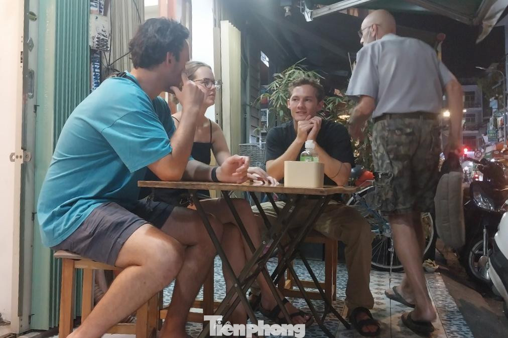 Ngoài thu hút khách đa phần là các bạn trẻ, trong tối ngày 20/12 tại một số cửa hàng còn có khá đông du khách nước ngoài đến vui chơi, ăn uống. Ngoài thu hút khách đa phần là các bạn trẻ, trong tối ngày 20/12 tại một số cửa hàng còn có khá đông du khách nước ngoài đến vui chơi, ăn uống.