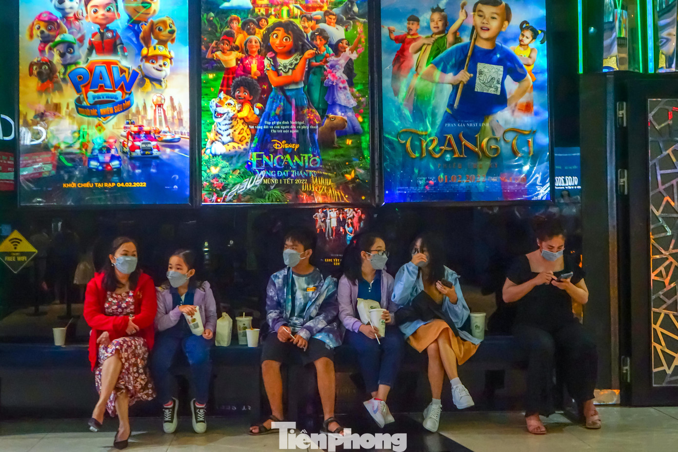 Dù đã là mùng 4 tết Nguyên đán, nhưng số lượng khách đặt vé xem phim online qua các ứng dụng trên điện thoại hoặc đến mua vé trực tiếp tại các rạp phim vẫn liên tục tăng cao.