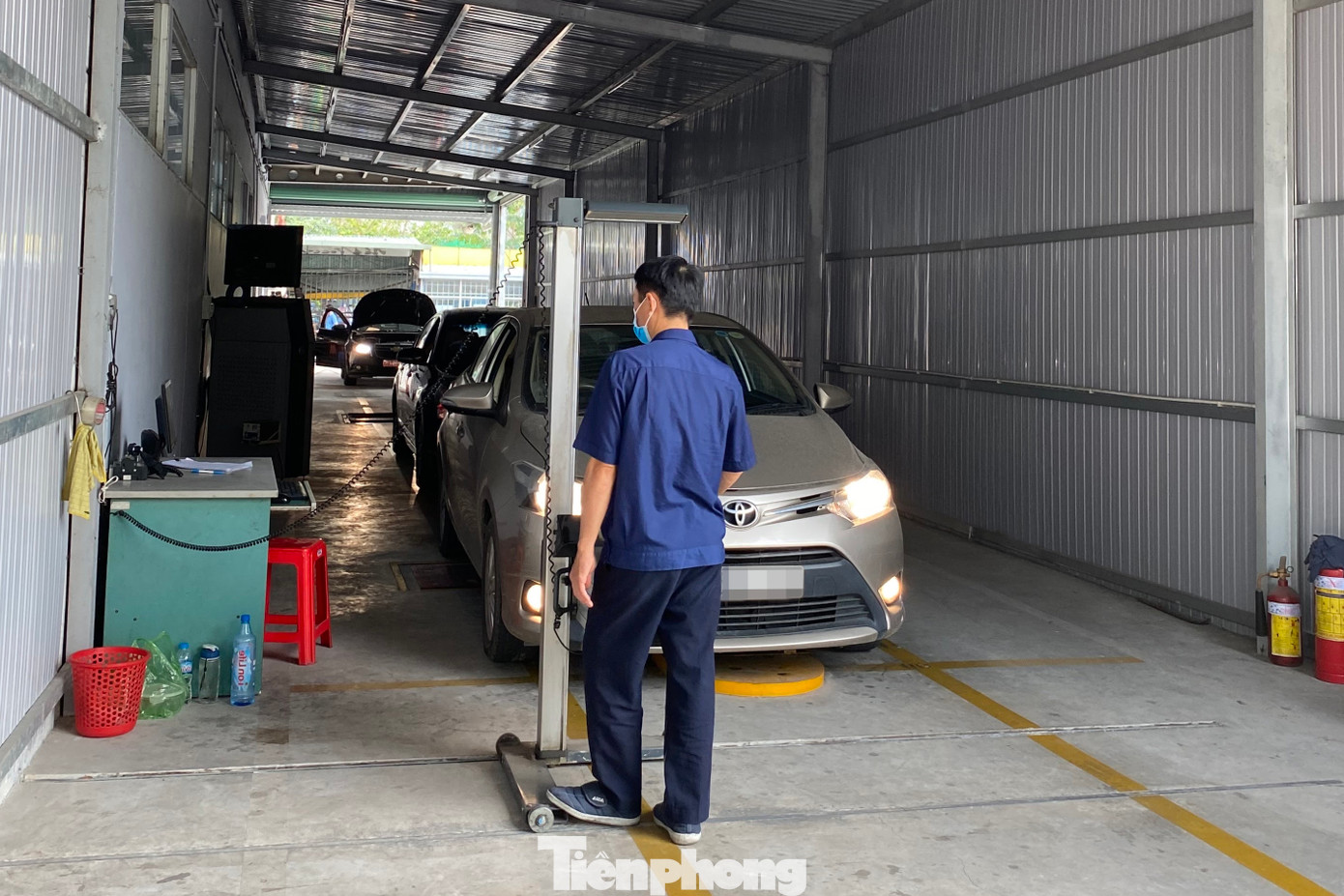 Được biết, nguyên nhân dẫn đến tình trạng quá tải tại các Trung tâm đăng kiểm trên địa bàn TPHCM là do có một số trung tâm bị đình chỉ hoạt động vì sai phạm. Điều này khiến số lượng xe bị dồn về các trung tâm đăng kiểm còn lại ngày một tăng.