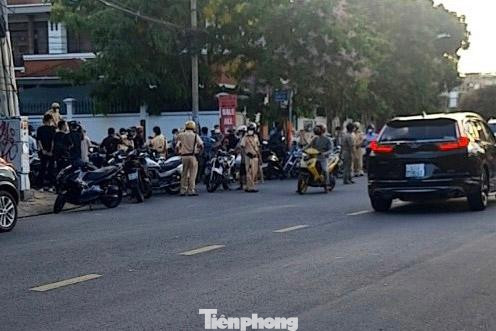 Lực lượng chức năng tiến hành phong tỏa hiện trường kiểm tra hành chính Lực lượng chức năng tiến hành phong tỏa hiện trường kiểm tra hành chính