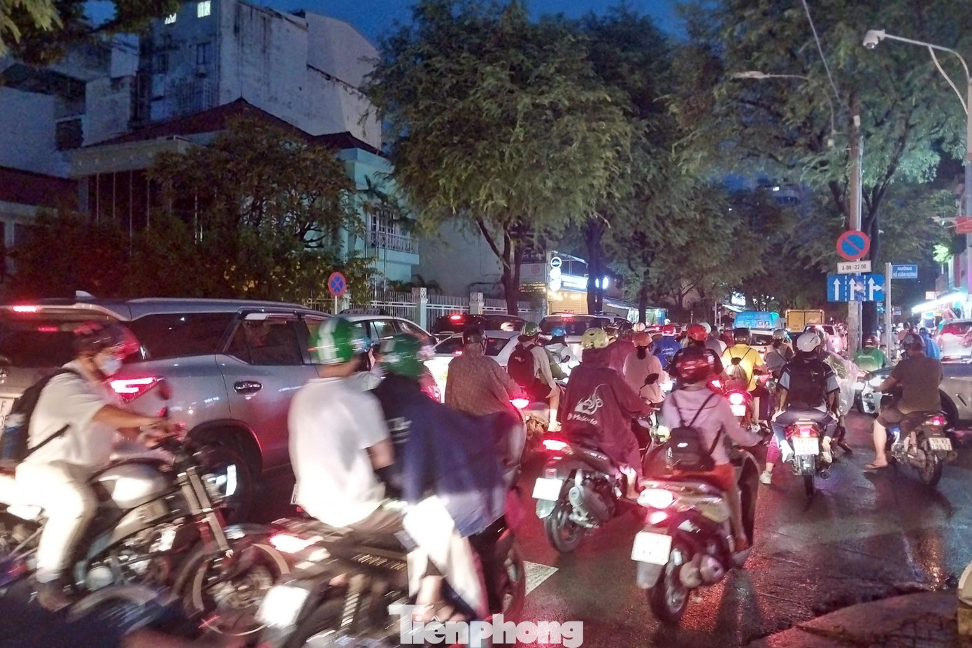 Ghi nhận của PV tối 28/9, khi mưa vừa ngớt, hàng trăm phương tiện giao thông đổ về đường Bà Huyện Thanh Quan (quận 3) vào giờ tan tầm khiến khu vực này xảy ra tình trạng ùn ứ kéo dài. Ghi nhận của PV tối 28/9, khi mưa vừa ngớt, hàng trăm phương tiện giao thông đổ về đường Bà Huyện Thanh Quan (quận 3) vào giờ tan tầm khiến khu vực này xảy ra tình trạng ùn ứ kéo dài.