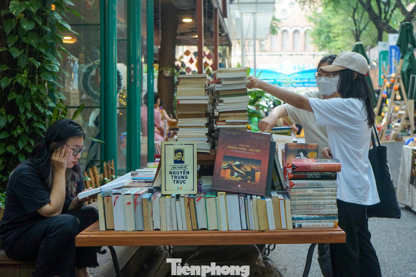 Theo quan sát của PV Tiền Phong, ngoài các không gian trưng bày sách mới, không gian trưng bày sách cũ và sách lịch sử cũng thu hút đông đảo độc giả trẻ đến tìm mua những cuốn sách lâu năm phục vụ cho việc sưu tầm. Theo quan sát của PV Tiền Phong, ngoài các không gian trưng bày sách mới, không gian trưng bày sách cũ và sách lịch sử cũng thu hút đông đảo độc giả trẻ đến tìm mua những cuốn sách lâu năm phục vụ cho việc sưu tầm.