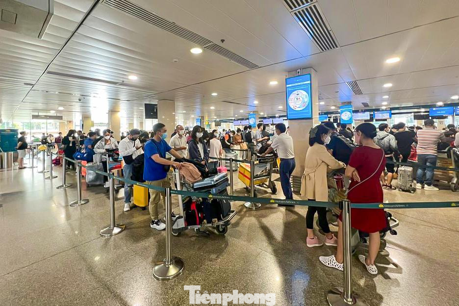 Phía bên trong khu vực chờ kiểm tra an ninh, hàng dài người tấp nập chờ đến lượt