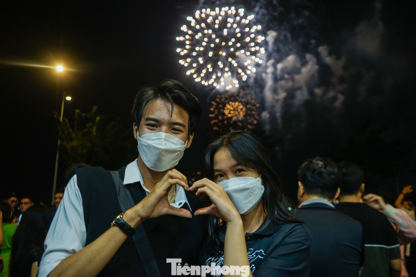 Trong lúc mọi người đang say sưa ngắm pháo hoa, nhiều bạn trẻ quyết định nắm tay nhau thổ lộ tình cảm, cầu hôn người mình yêu thương khiến không khí đón năm mới trở nên vô cùng lãng mạn.