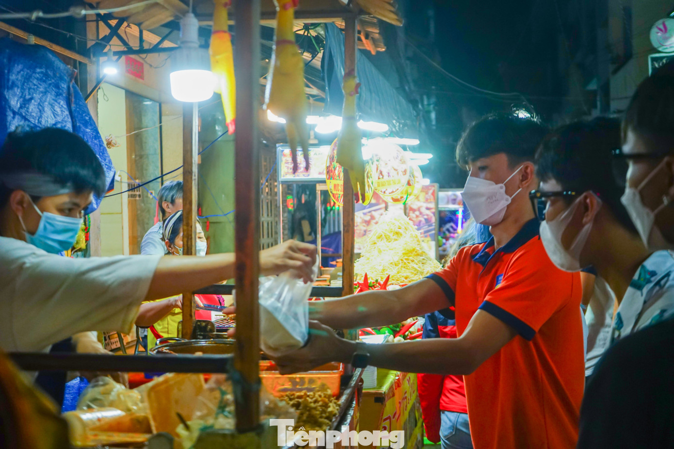 “Mình đến chợ Hồ Thị Kỷ rất nhiều lần. Vì không gian khá chật hẹp nên mình thường mua mang về. Sự tấp nập ở chợ hoa Hồ Thị Kỷ tối nay làm mình cứ ngỡ là khung cảnh của chợ đêm Đà Lạt giữa lòng Sài Gòn”, một du khách thích thú chia sẻ.