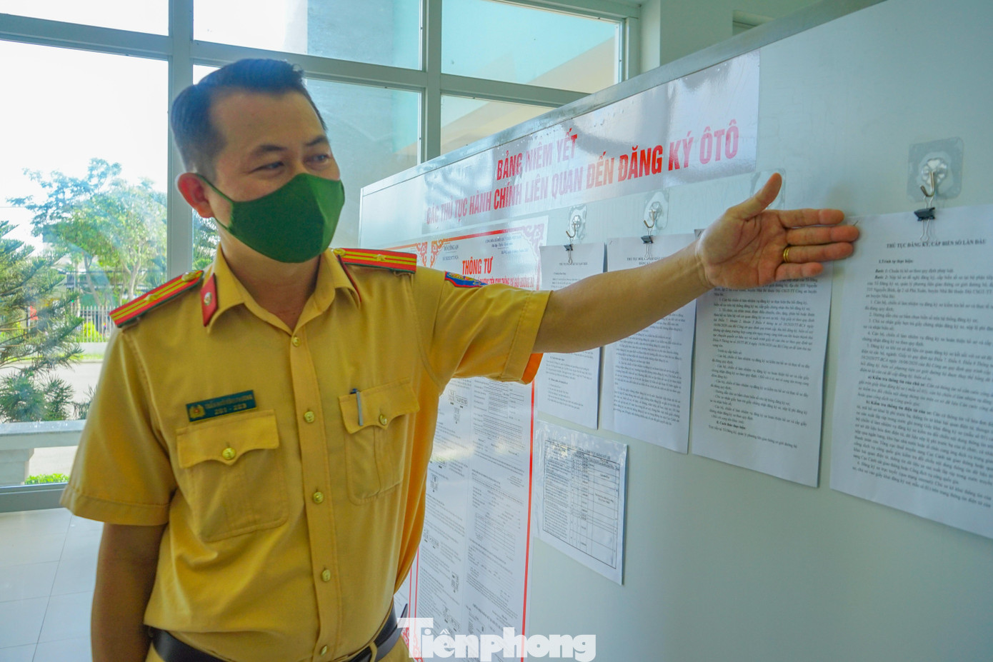 Tại đây, Công an huyện Nhà Bè cũng niêm yết các thông tin về quy trình, thủ tục và lệ phí đăng ký xe trên bảng thông tin được đặt ngay tại lối ra vào khu vực làm thủ tục đăng ký. Tại đây, Công an huyện Nhà Bè cũng niêm yết các thông tin về quy trình, thủ tục và lệ phí đăng ký xe trên bảng thông tin được đặt ngay tại lối ra vào khu vực làm thủ tục đăng ký.