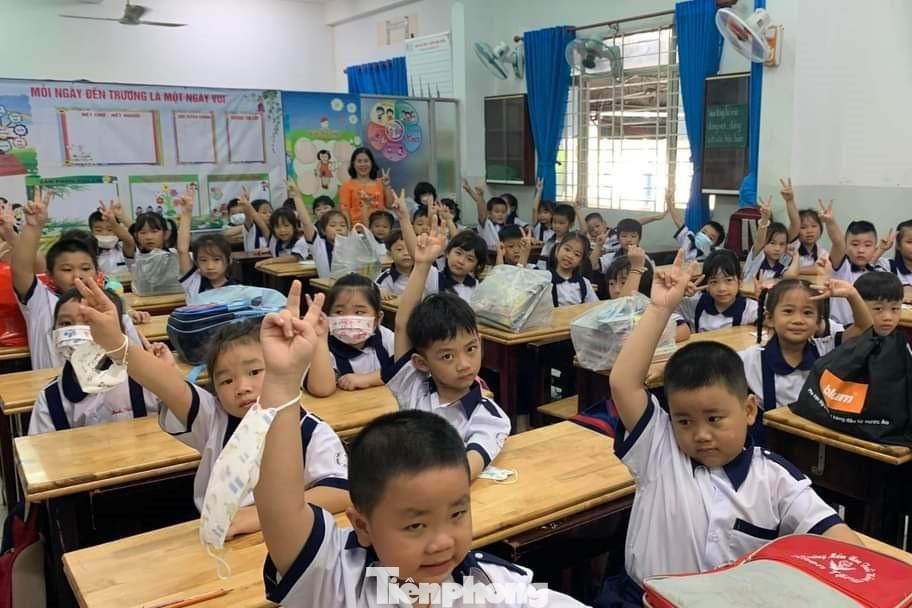 Tại điểm trường tiểu học Trương Văn Thành (TP Thủ Đức), phóng viên ghi nhận không khí háo hức của học sinh lớp 1 lần đầu đến trường. (Ảnh: NTCC)