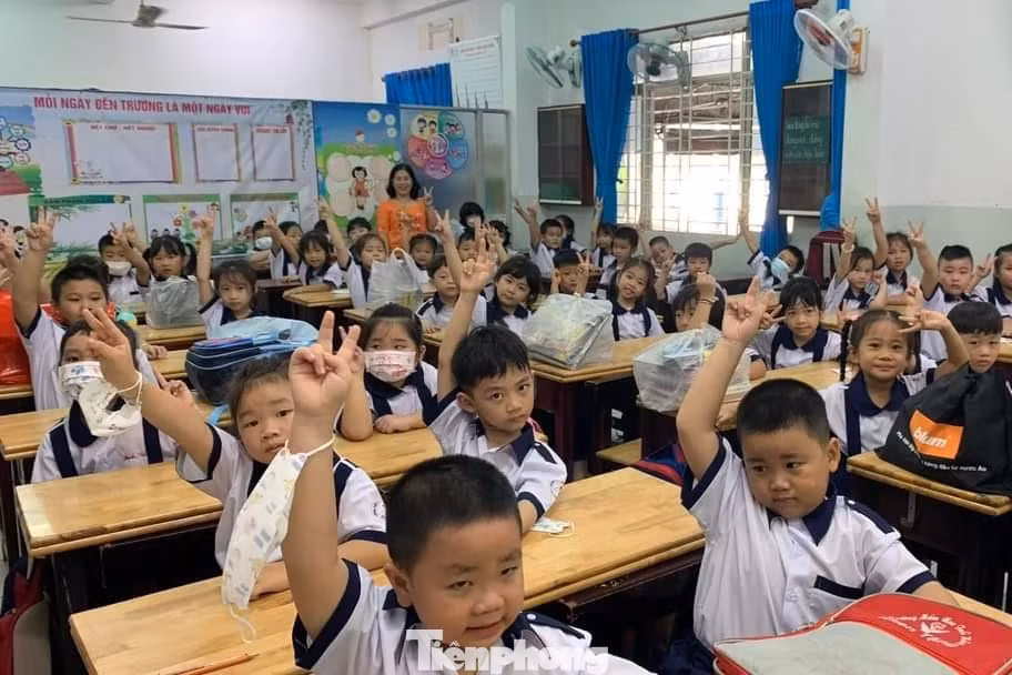 Tại điểm trường tiểu học Trương Văn Thành (TP Thủ Đức), phóng viên ghi nhận không khí háo hức của học sinh lớp 1 lần đầu đến trường. (Ảnh: NTCC)