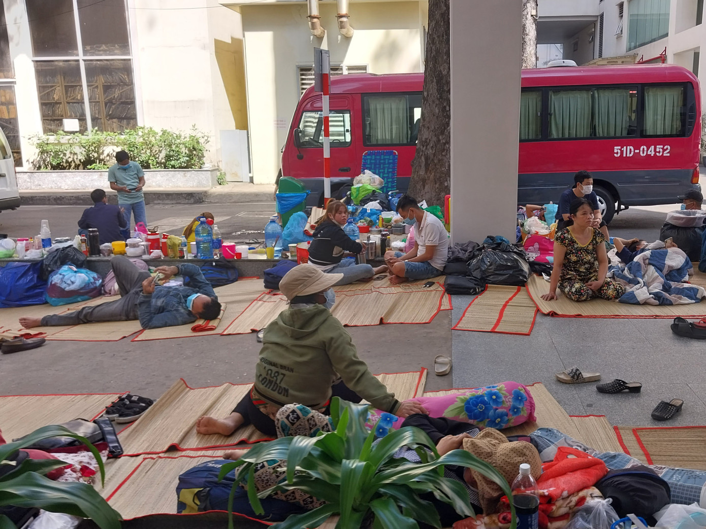 Khu vực thăm bệnh của bệnh viện Chợ Rẫy có khá đông người nhà bệnh nhân trải chiếu ngồi chờ đến giờ thăm bệnh Khu vực thăm bệnh của bệnh viện Chợ Rẫy có khá đông người nhà bệnh nhân trải chiếu ngồi chờ đến giờ thăm bệnh