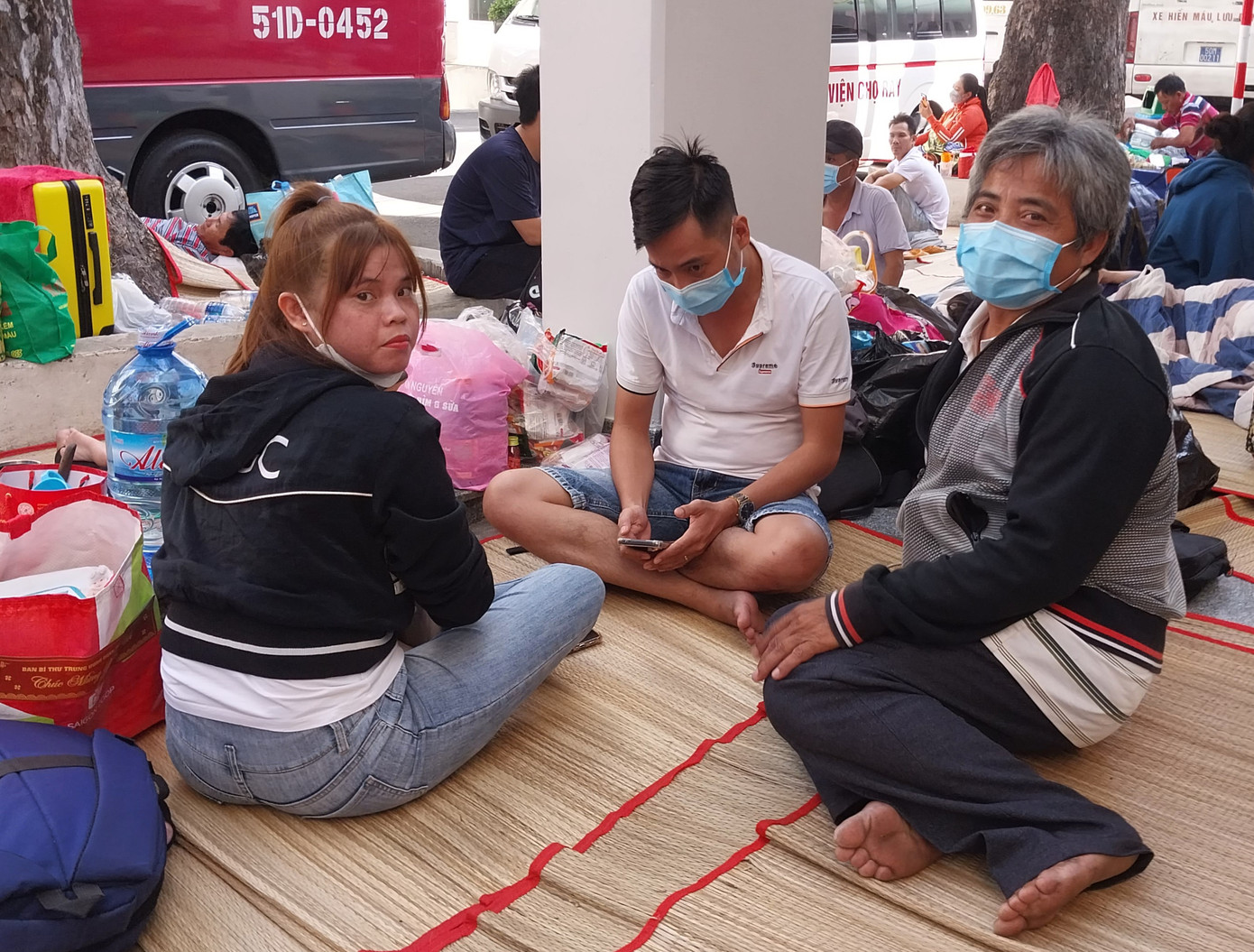 Ông Dũng cùng gia đình ngồi chờ đến giờ thăm bệnh phía bên ngoài khu vực hồi sức tích cực Ông Dũng cùng gia đình ngồi chờ đến giờ thăm bệnh phía bên ngoài khu vực hồi sức tích cực