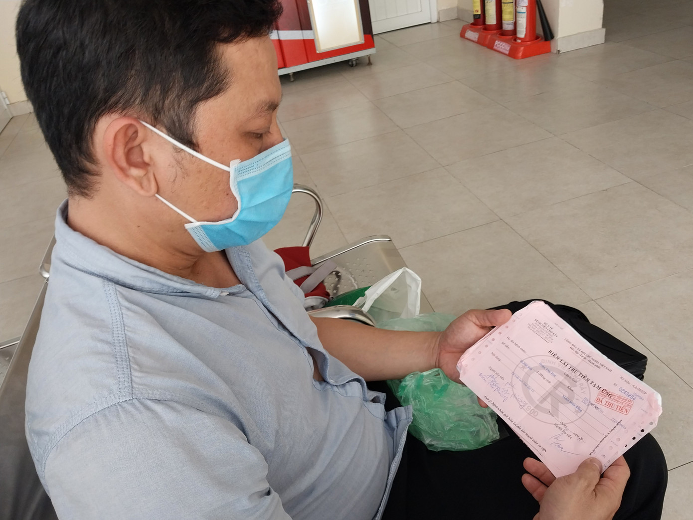 Anh Phương thẫn thờ bên cạnh xấp hóa đơn tiền viện phí Anh Phương thẫn thờ bên cạnh xấp hóa đơn tiền viện phí