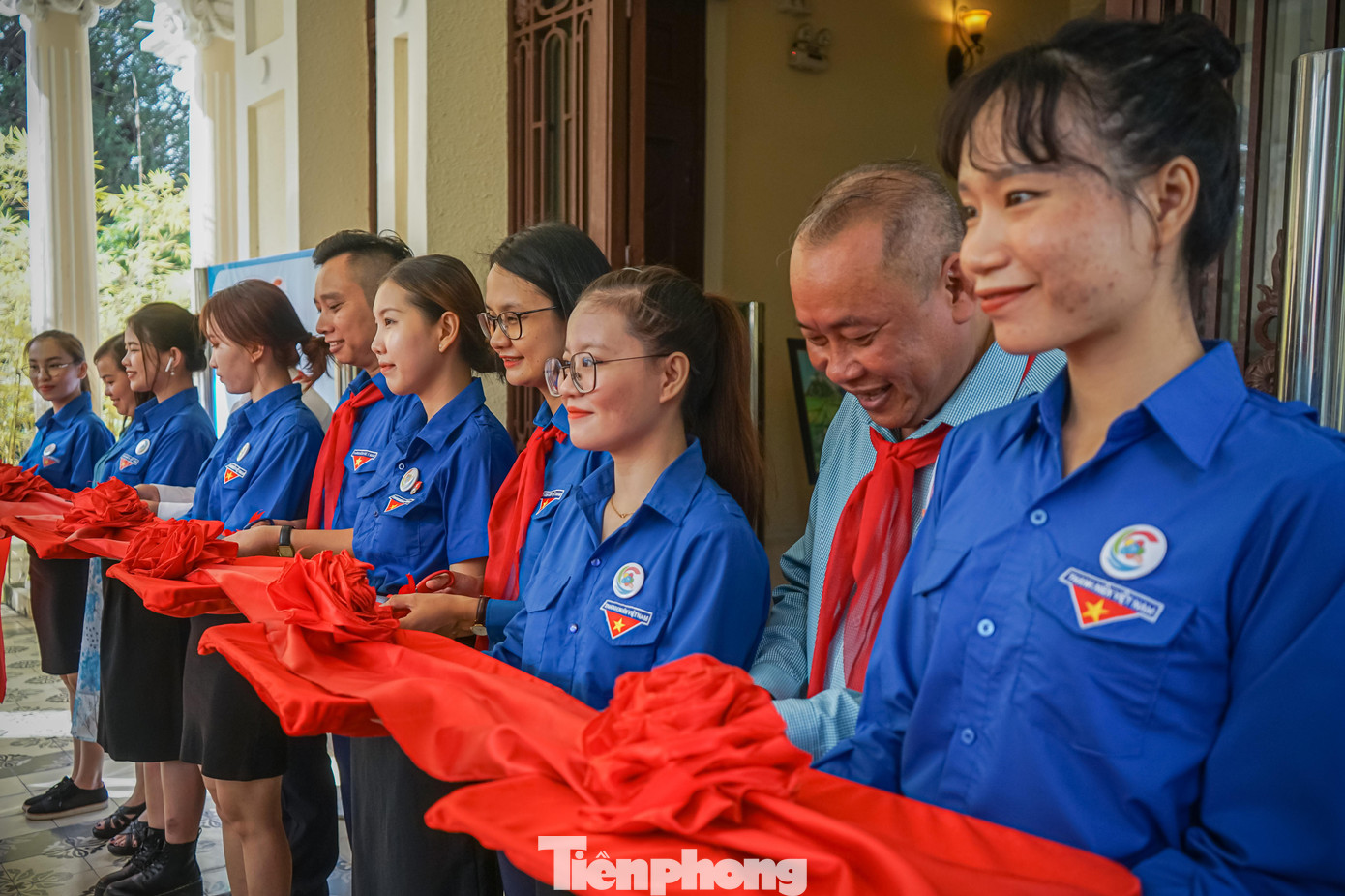 Lễ cắt băng khai mạc triển lãm tranh với chủ đề “Thiếu nhi Việt Nam lớn lên cùng đất nước” tại Phòng Truyền thống Đội Thiếu niên Tiền phong Hồ Chí Minh của Nhà Thiếu nhi TPHCM là hoạt động được nhiều phụ trách Đội và phụ huynh đánh giá là một trong những hoạt động bồi dưỡng và phát triển năng khiếu cho thiếu nhi.