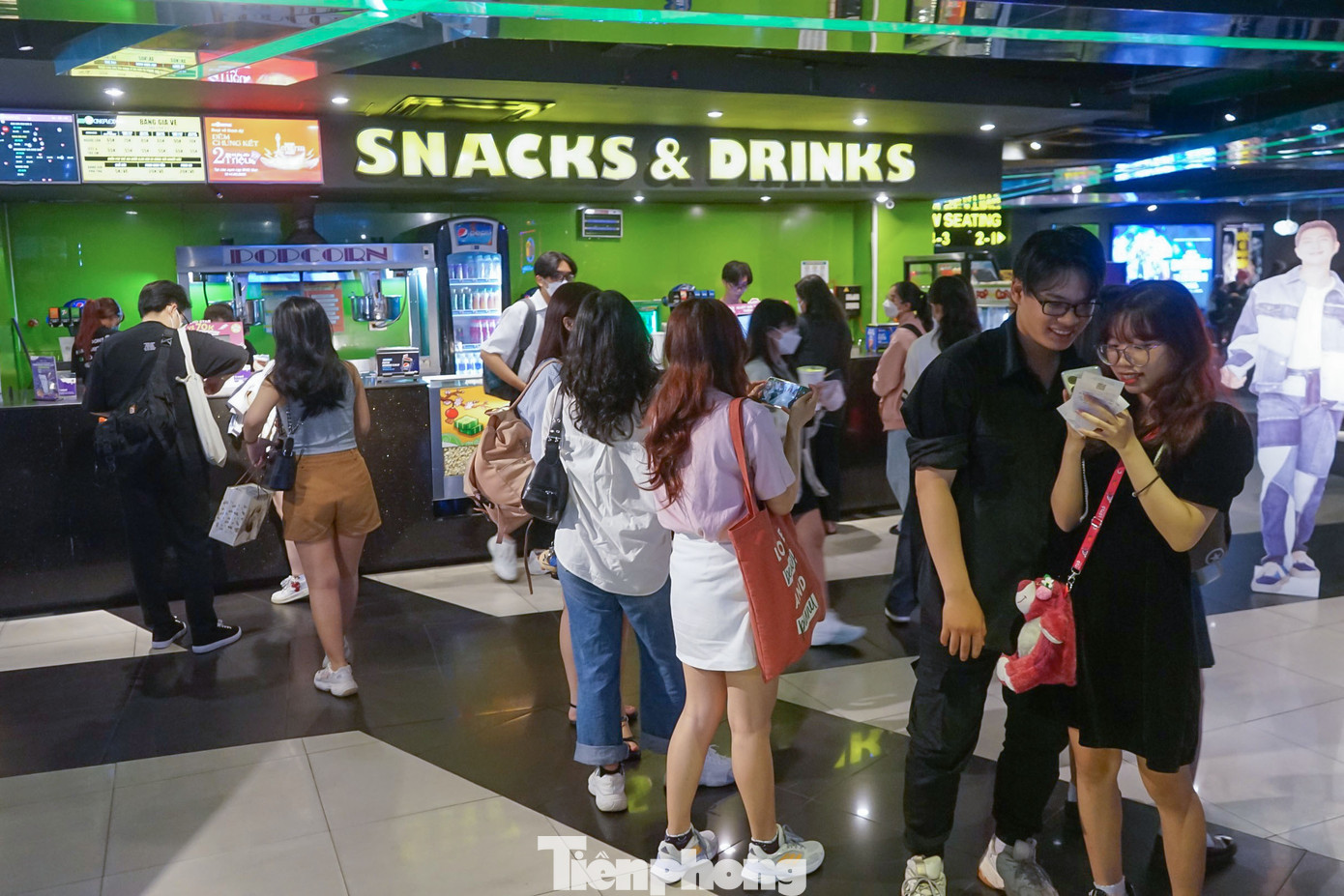 Đến rạp xem phim trong dịp Valentine là lựa chọn của rất nhiều đôi tình nhân. Trong chiều cùng ngày, tại cụm rạp BHD Star (đường 3/2), rất đông các cặp đôi tình nhân tay trong tay đến mua vé xem phim