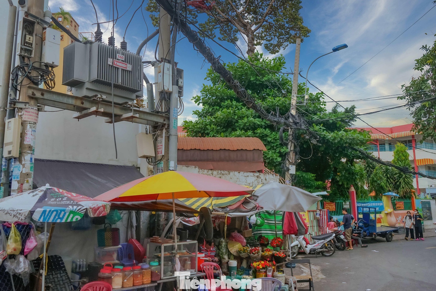 Hệ thống lưới điện bị đứt, lòi cả phần kim loại ra ngoài tại một số khu vực bên trong chợ hoa Hồ Thị Kỷ (Quận 10) Hệ thống lưới điện bị đứt, lòi cả phần kim loại ra ngoài tại một số khu vực bên trong chợ hoa Hồ Thị Kỷ (Quận 10)