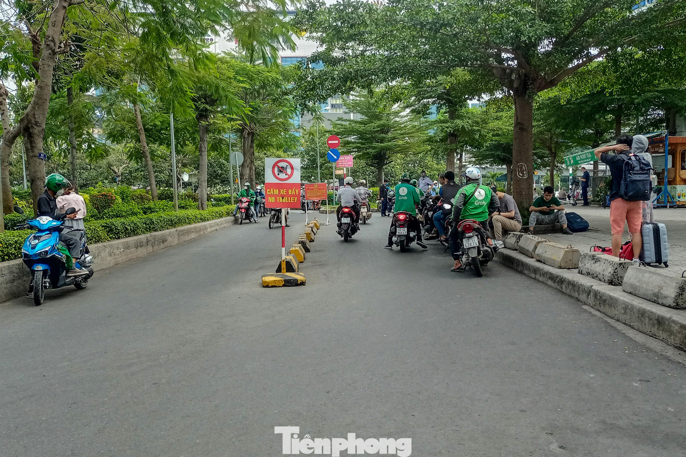 Những ngày qua, khu vực đón trả khách của các tài xế xe ôm công nghệ tại lối ra vào gần bãi giữ xe sân bay đều chật kín người xách vali lỉnh kỉnh nhưng trong chiều 20/1 nơi này thưa thớt.