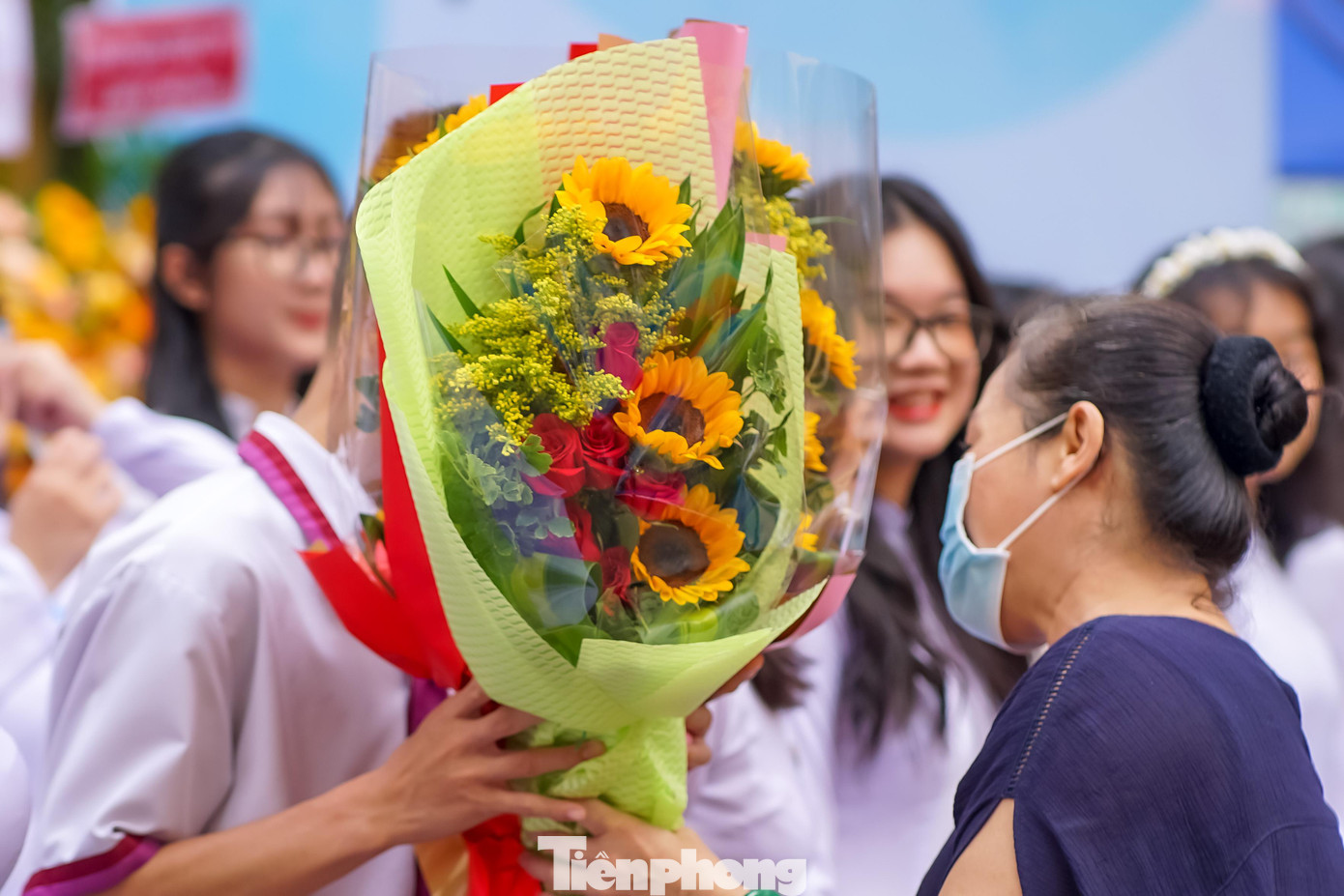 Để gửi gắm trọn tình yêu thương đến học sinh, nhiều phụ huynh cho biết mình đã mua những bó hoa làm quà tặng cho con em mình trước khi đến tham dự lễ.