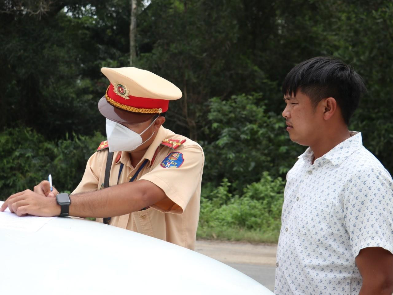 Lực lượng CSGT đã tiến hành lập biên bản xử phạt tài xế và chủ xe ben Lực lượng CSGT đã tiến hành lập biên bản xử phạt tài xế và chủ xe ben