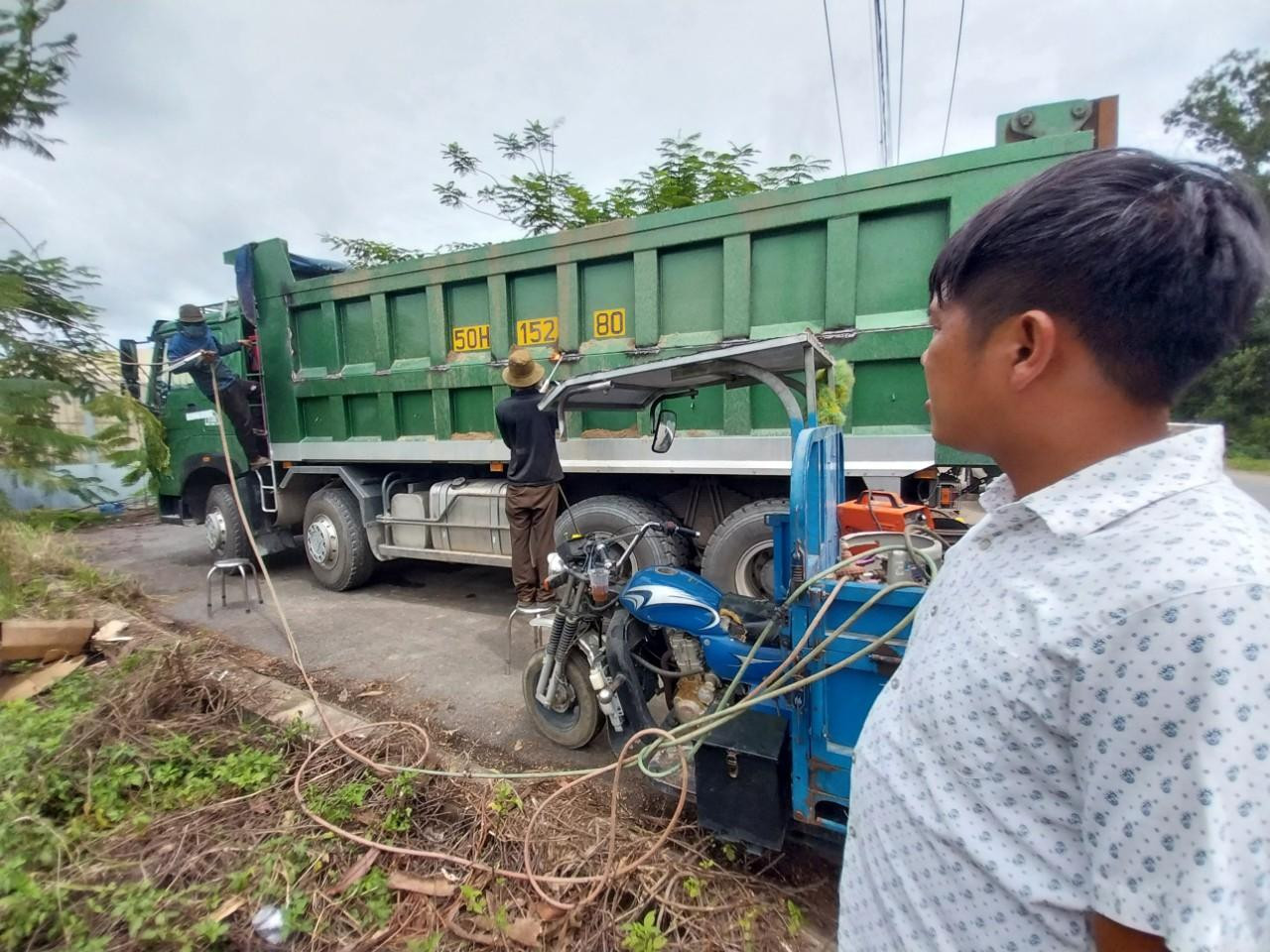 Tài xế xe ben chứng kiến trực tiếp việc cắt phần thùng cơi nới Tài xế xe ben chứng kiến trực tiếp việc cắt phần thùng cơi nới