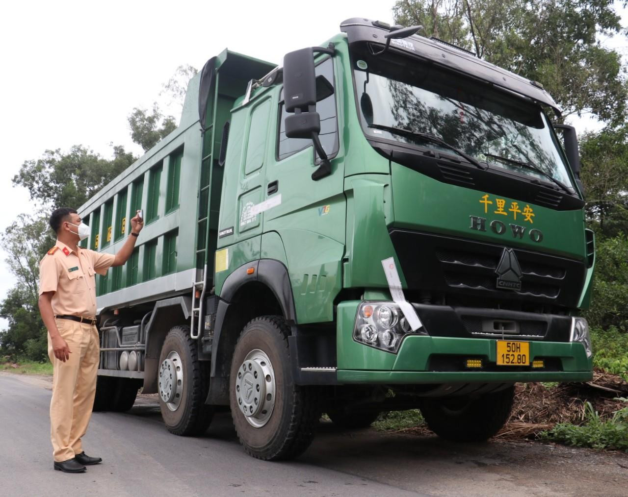 Xe ben mang BKS: 50H-15280 bị lực lượng CSGT yêu cầu cắt phần thùng xe cơi nới Xe ben mang BKS: 50H-15280 bị lực lượng CSGT yêu cầu cắt phần thùng xe cơi nới