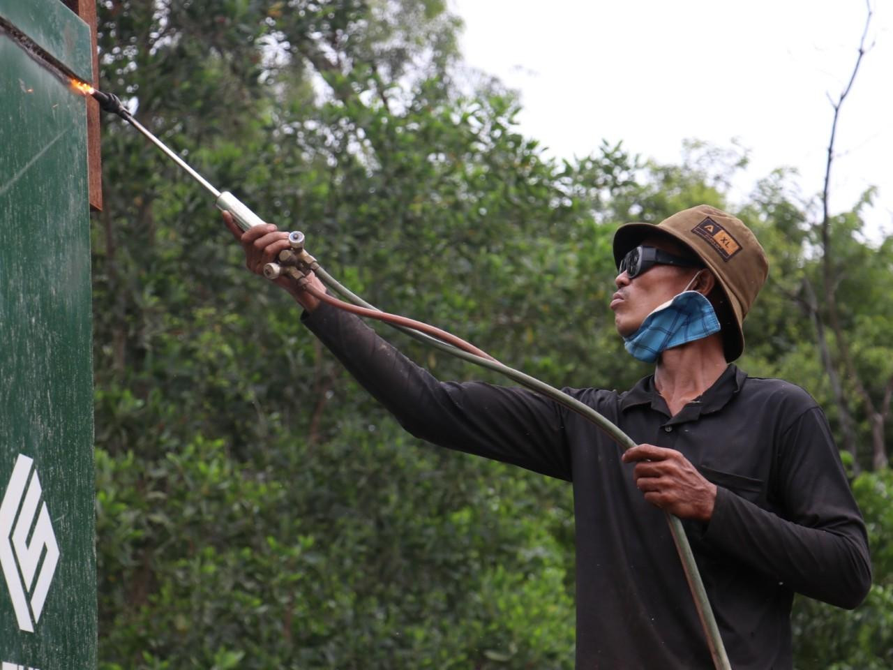 Một nhóm thợ hàng được tài xế và chủ xe thuê cắt phần thùng cơi nới Một nhóm thợ hàng được tài xế và chủ xe thuê cắt phần thùng cơi nới