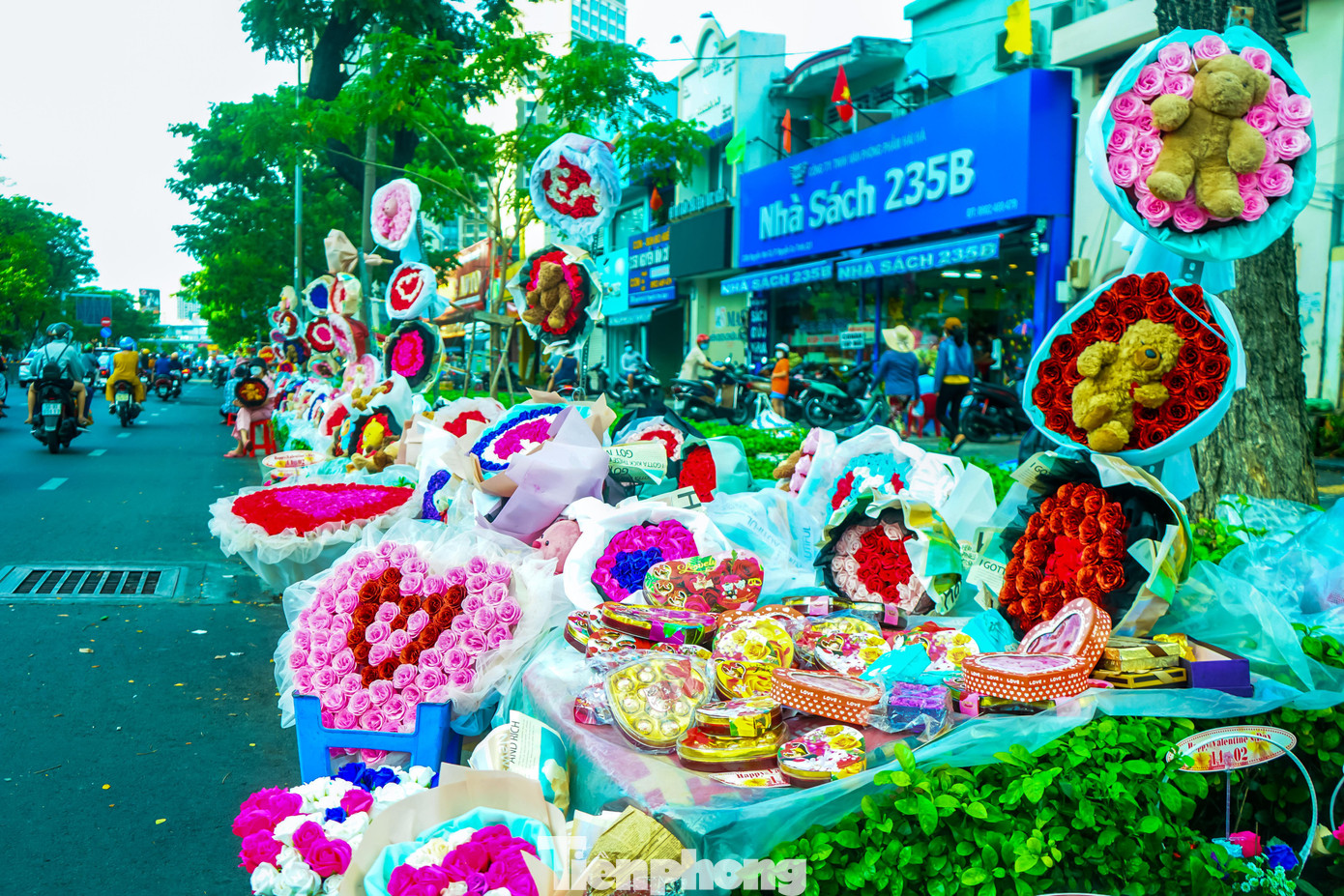 Đa số các mặt hàng hoa làm quà tặng cho ngày Valentine năm nay đều được các tiểu thương tạo hình vô cùng bắt mắt từ những cành hồng, hướng dương...