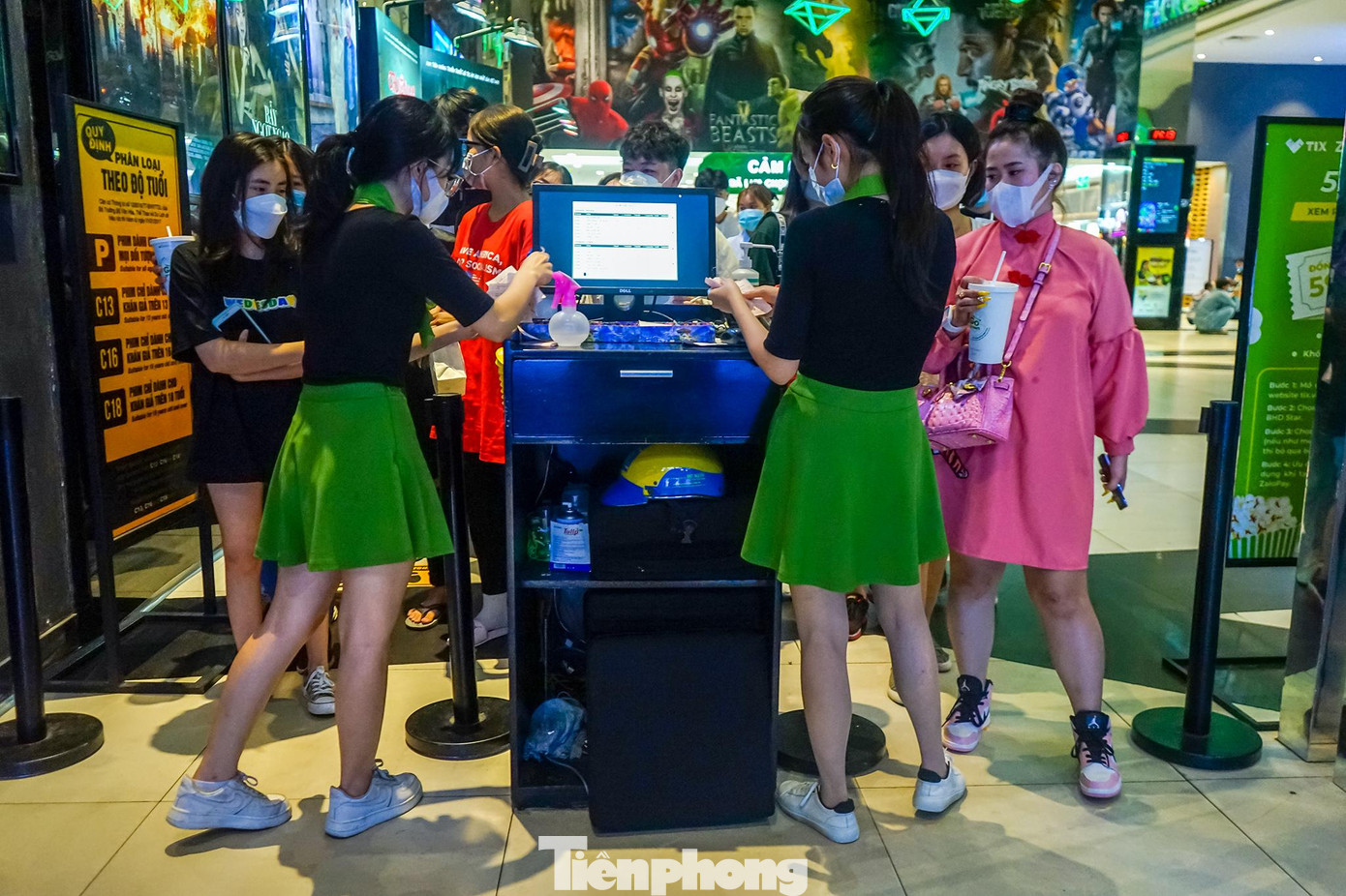 Ông Minh cũng cho biết thêm, hiện tại các cụm rạp của BHD Star ở TPHCM ghi nhận số lượng khách đến mua vé nhiều nhất vào hai khung giờ từ 11h30 - 14h và từ 16h - 19h.