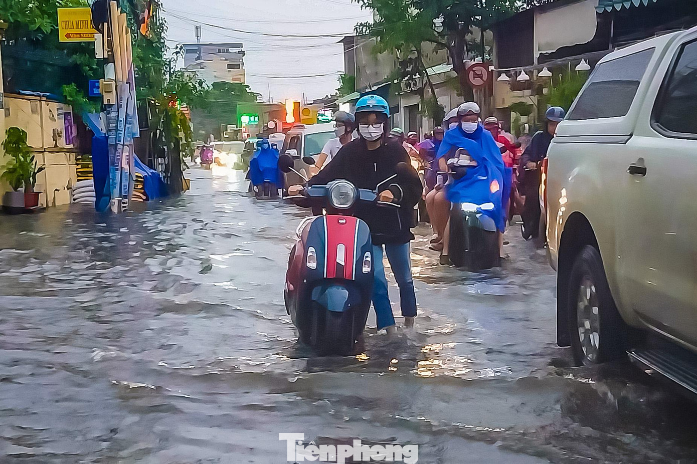 Nhiều người lưu thông qua tuyến đường bị ngập nói trên chia sẻ, vì sợ chạy qua những nơi bị ngập úng sẽ bị tắt máy xe nên đành xuống dắt bộ qua điểm ngập.