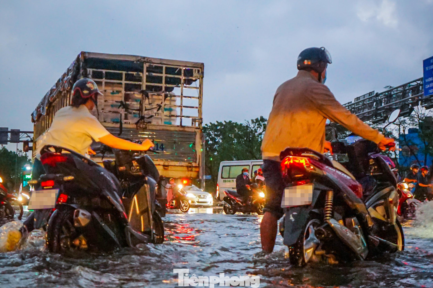 Do là giờ cao điểm, đúng vào giờ công nhân và phụ huynh đón học sinh ra về nên mật độ phương tiện tăng cao. Nhiều phương tiện khi lưu thông qua điểm ngập bị ùn ứ dưới nước quá lâu nên tắt máy.