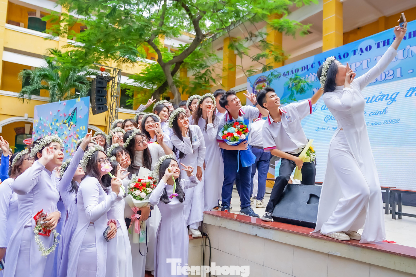 Những khoảnh khắc trong trẻo và ấm áp của các bạn học sinh khối 12