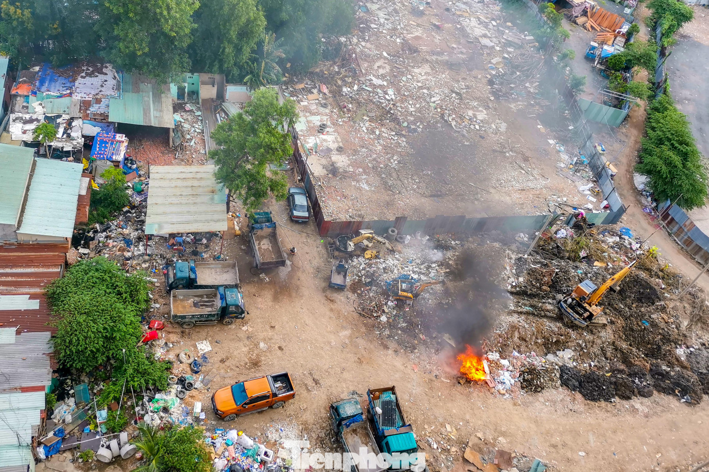 Bãi rác ở phía sau block N chung cư Mia Saigon