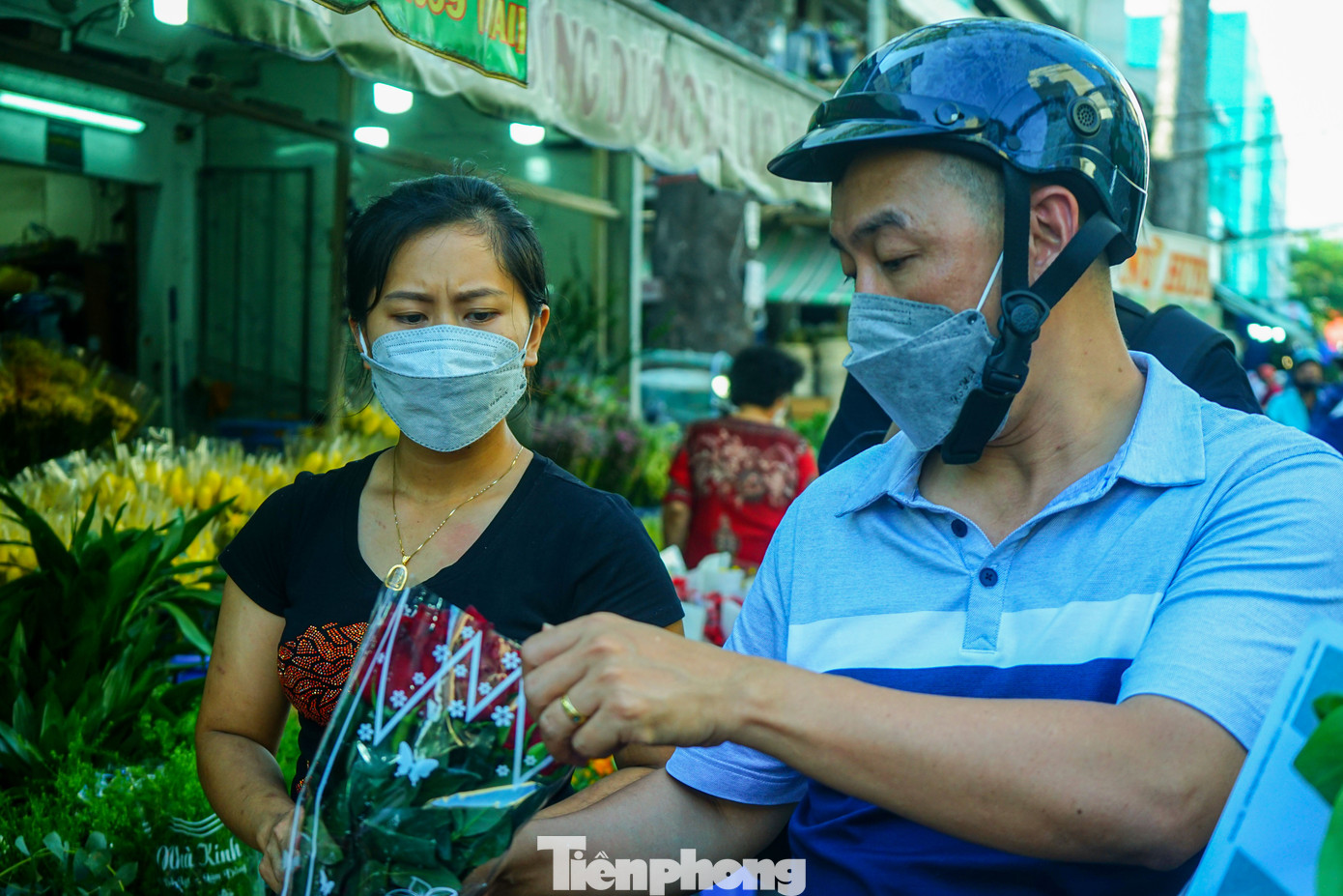 "Năm nay tôi thấy những mặt quà tặng giá không cao như mọi năm, rất thoải mái chọn mua để làm quà tặng vợ trong dịp này" - anh Lê Thành Nam (ngụ quận Bình Thạnh) chia sẻ.