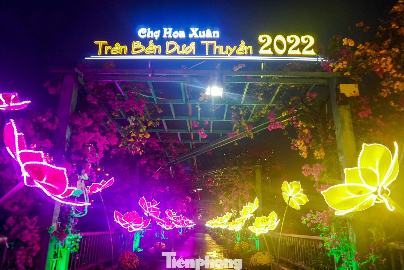 Điểm nhấn là cầu số 7 và cầu số 6 sẽ được trang trí hoa đào, hoa mai bằng đèn led, tăng thêm ánh sáng và nét truyền thống của chợ hoa xuân năm nay. Điểm nhấn là cầu số 7 và cầu số 6 sẽ được trang trí hoa đào, hoa mai bằng đèn led, tăng thêm ánh sáng và nét truyền thống của chợ hoa xuân năm nay.