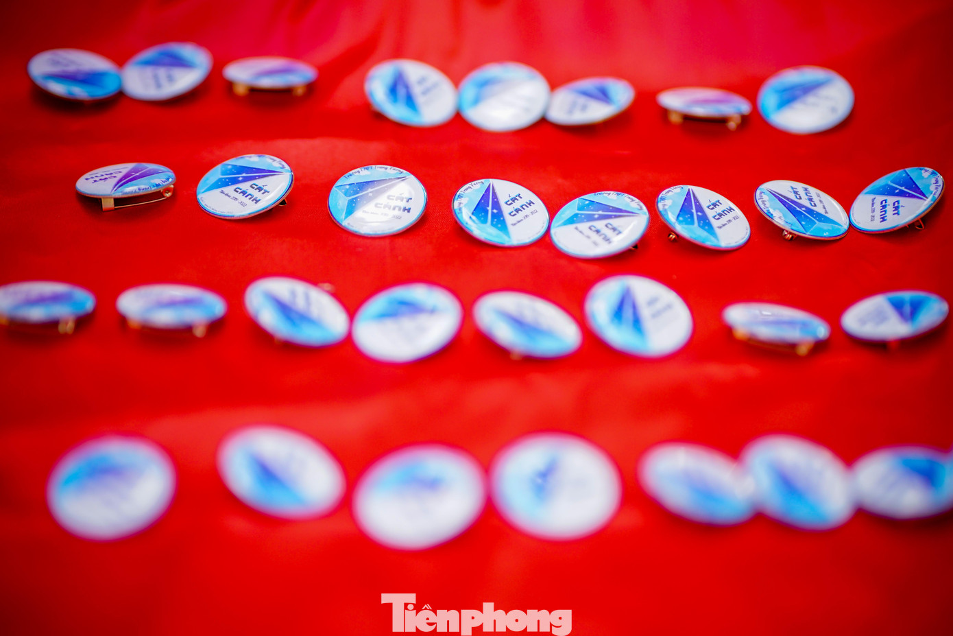 Theo một giáo viên chia sẻ, sở dĩ đặt tên chủ đề “Cất cánh” vì tập thể sư phạm mong muốn dù khi các em rời xa mái nhà trường nhưng vẫn mãi không bao giờ quên những kỷ niệm đẹp đẽ của tuổi học trò.