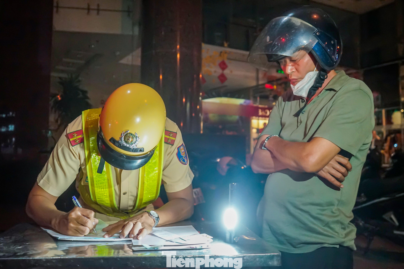 Tại thời điểm tổ công tác tiến hành lập biên bản thì ông Q cho biết mình là cán bộ công chức ngành giao thông, do hôm nay là tiệc tất niên trong cơ quan nên ông mới chỉ uống có vài lon và vẫn còn tỉnh táo.