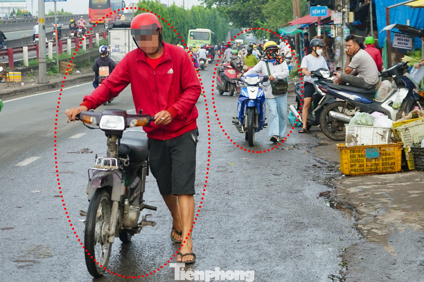 Khi thấy lực lượng chức năng, nhiều trường hợp chạy ngược chiều lập tức xuống xe dẫn bộ. Khi thấy lực lượng chức năng, nhiều trường hợp chạy ngược chiều lập tức xuống xe dẫn bộ.