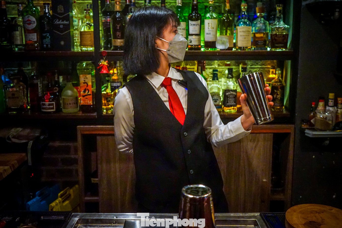 "Tôi thấy rất vui khi được đi làm lại sau hơn nửa năm khốn đốn vì dịch bệnh. Tôi hy vọng hoạt động kinh doanh sẽ nhanh chóng phục hồi trở lại", chị Nguyễn Thị Phương Anh, nhân viên bartender của bar chia sẻ.