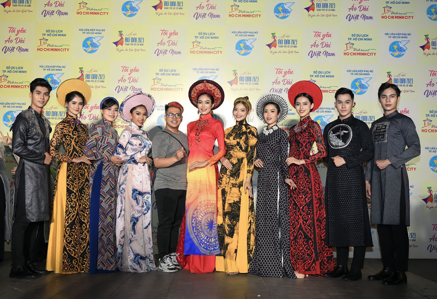 Bộ sưu tập "Hừng Đông" của nhà thiết kế Huy Doãn tại "Lễ hội Áo dài 2023". Bộ sưu tập "Hừng Đông" của nhà thiết kế Huy Doãn tại "Lễ hội Áo dài 2023".