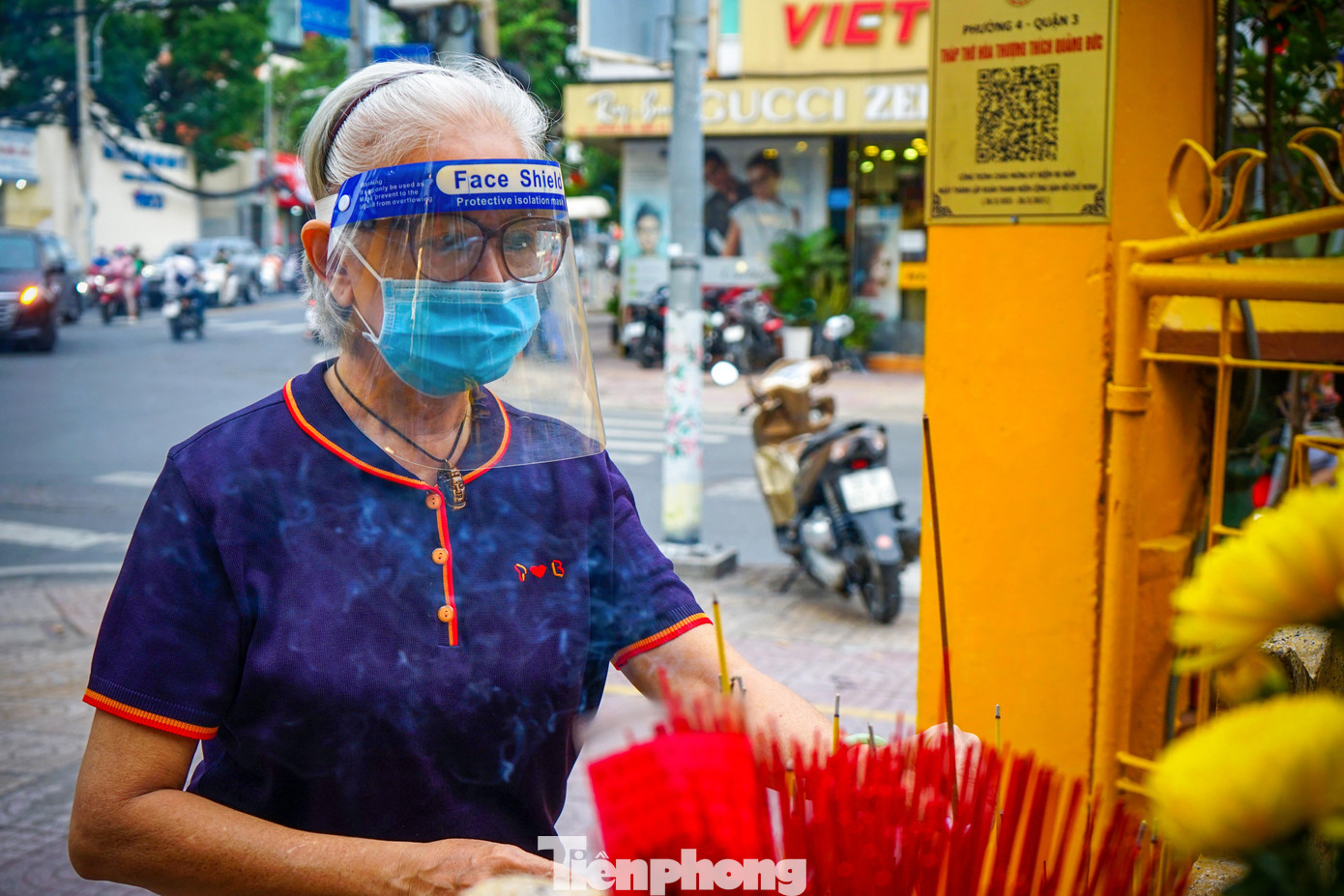 “Lễ Phật đản mang tới giá trị văn hóa tích cực, thắp sáng niềm tin về một tương lai an lành cho người dân thành phố sau thời gian chống dịch”- một người dân ở quận Phú Nhuận chia sẻ. “Lễ Phật đản mang tới giá trị văn hóa tích cực, thắp sáng niềm tin về một tương lai an lành cho người dân thành phố sau thời gian chống dịch”- một người dân ở quận Phú Nhuận chia sẻ.