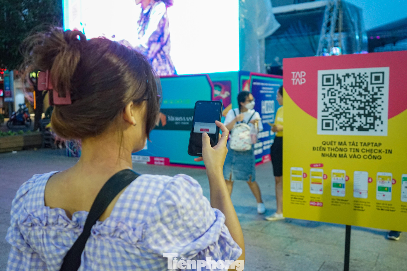 Để xem trình diễn, người dân và du khách đăng ký mua vé trên trang web của Lễ hội với giá dao động từ 550.000 đồng đến 20 triệu đồng hoặc quét mã QR code ngay cửa ra vào và làm theo hướng dẫn của các tình nguyện viên để nhận mã vào cổng miễn phí.