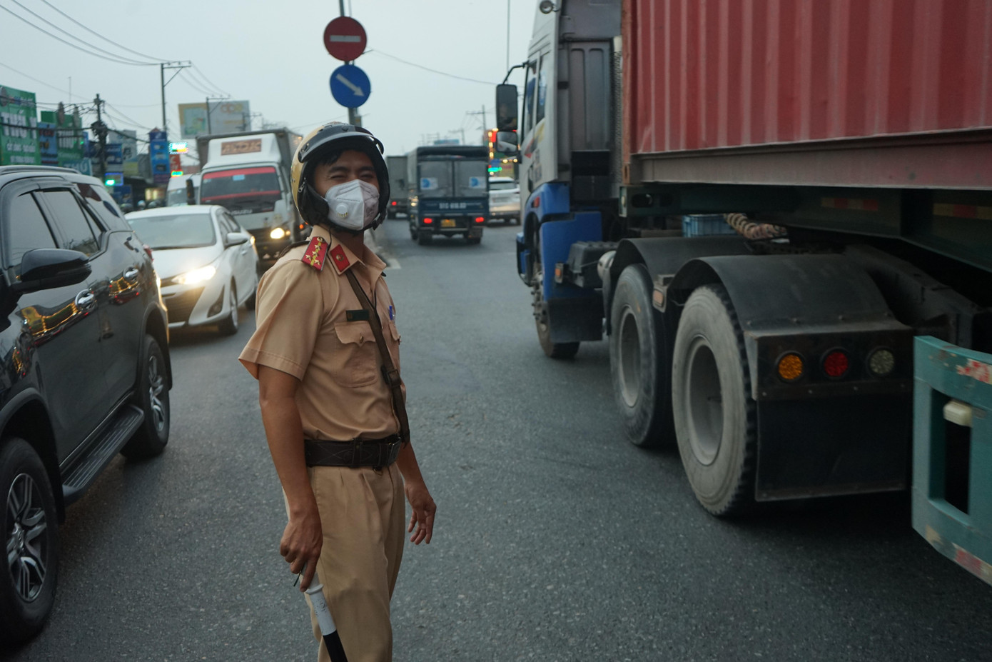 Lượng xe cộ tại các tuyến đường cửa ngõ phía Tây TPHCM tăng đột biến, khiến lực lượng CSGT rất vất vả điều tiết giao thông.