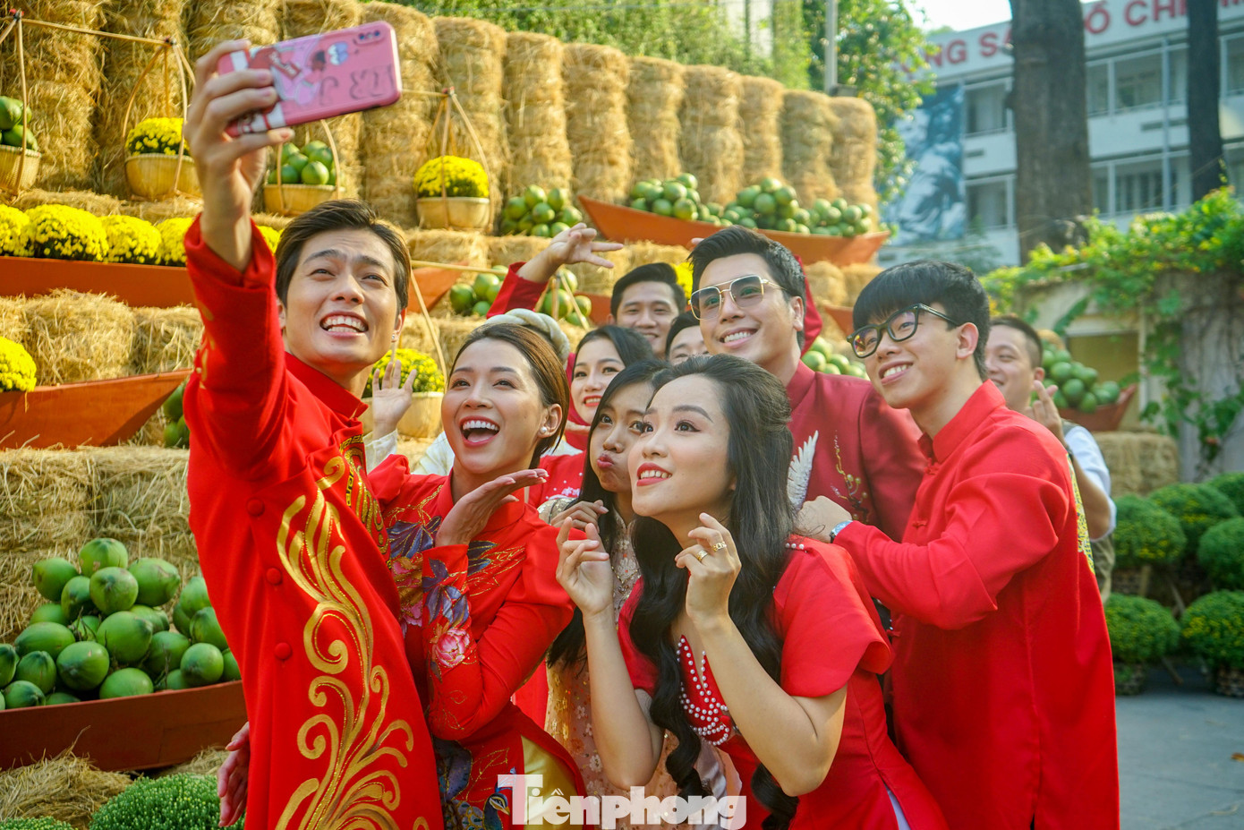 Các bạn tình nguyện viên tranh thủ chụp ảnh selfie cùng nhau trong trang phục áo dài đỏ. Các bạn tình nguyện viên tranh thủ chụp ảnh selfie cùng nhau trong trang phục áo dài đỏ.