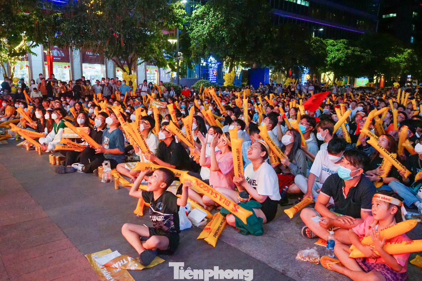 Kể từ sau khi Việt Nam lập nên kỳ tích vào chung kết bóng đá U23 Châu Á và nhất là sau khi thành phố chịu ảnh hưởng từ dịch COVID-19 thì đây là dịp hiếm hoi người dân TPHCM có cơ hội được xem bóng đá cùng nhau tại phố đi bộ Nguyễn Huệ.