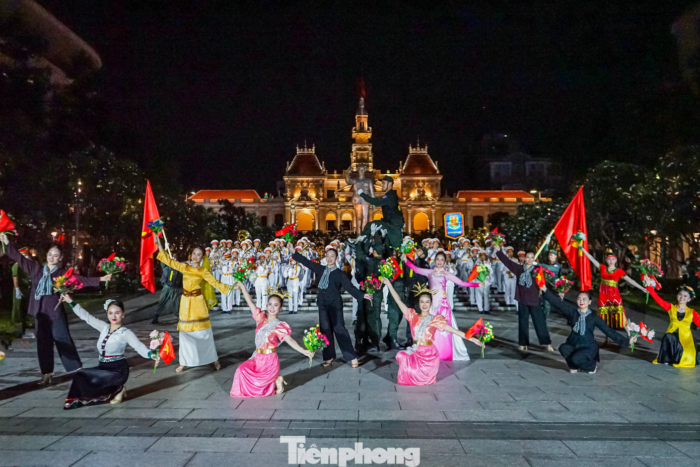 Theo thượng tá Trịnh Anh Thông - Phó trưởng đoàn nghi lễ, đây là lần đầu tiên đoàn biểu diễn tại phố đi bộ Nguyễn Huệ. Để có được những tiết mục ấn tượng cho người dân, ngày 25/8 đoàn đã bay từ Hà Nội vào đây để tập luyện từ trước đó.