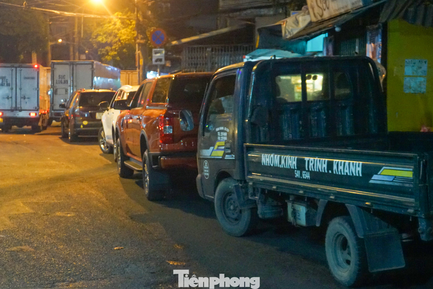 Một tài xế cho biết, tình trạng phương tiện nối đuôi nhau chờ đợi kiểm định đã xuất hiện từ 2 ngày trước ở khắp các trung tâm tại TPHCM.