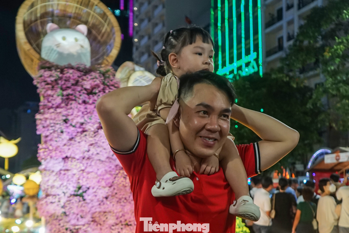 “So với mọi năm, tôi thấy Đường hoa Nguyễn Huệ năm nay đẹp hơn rất nhiều, đầu tư hơn. Tuy mới ngày đầu mở cửa nhưng tôi thấy đường hoa thu hút rất đông người đến tham quan, đặc biệt là những du khách quốc tế”, anh Văn Tuấn Lịch (ngụ quận 4) chia sẻ.