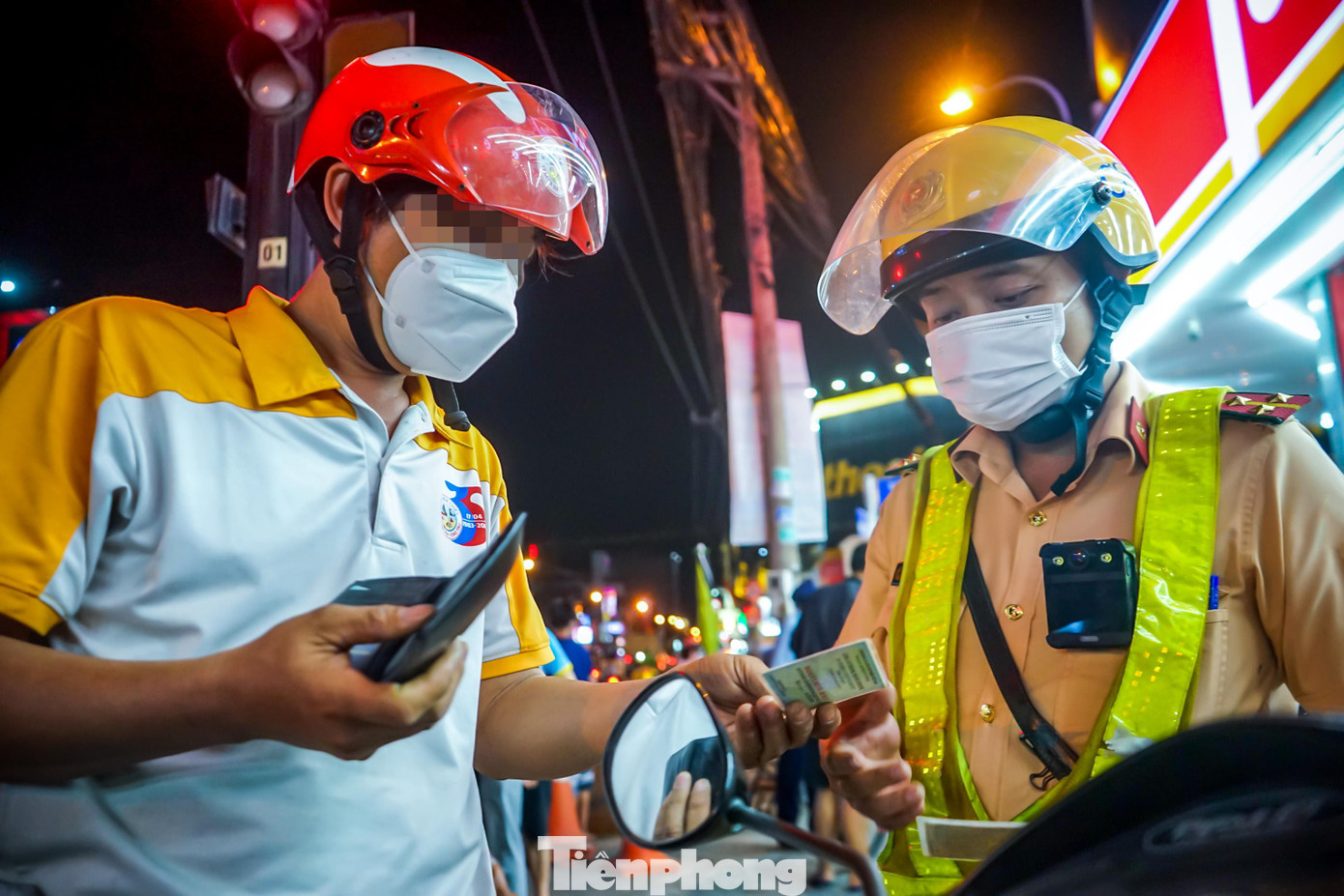 Chưa đầy 10 phút lập chốt tại ngã ba này, nhiều trường hợp sử dụng bia rượu bị lực lượng chức năng lập biên bản tạm giữ xe, trong đó có cả trường hợp không mang theo giấy tờ xe khi tham gia giao thông.