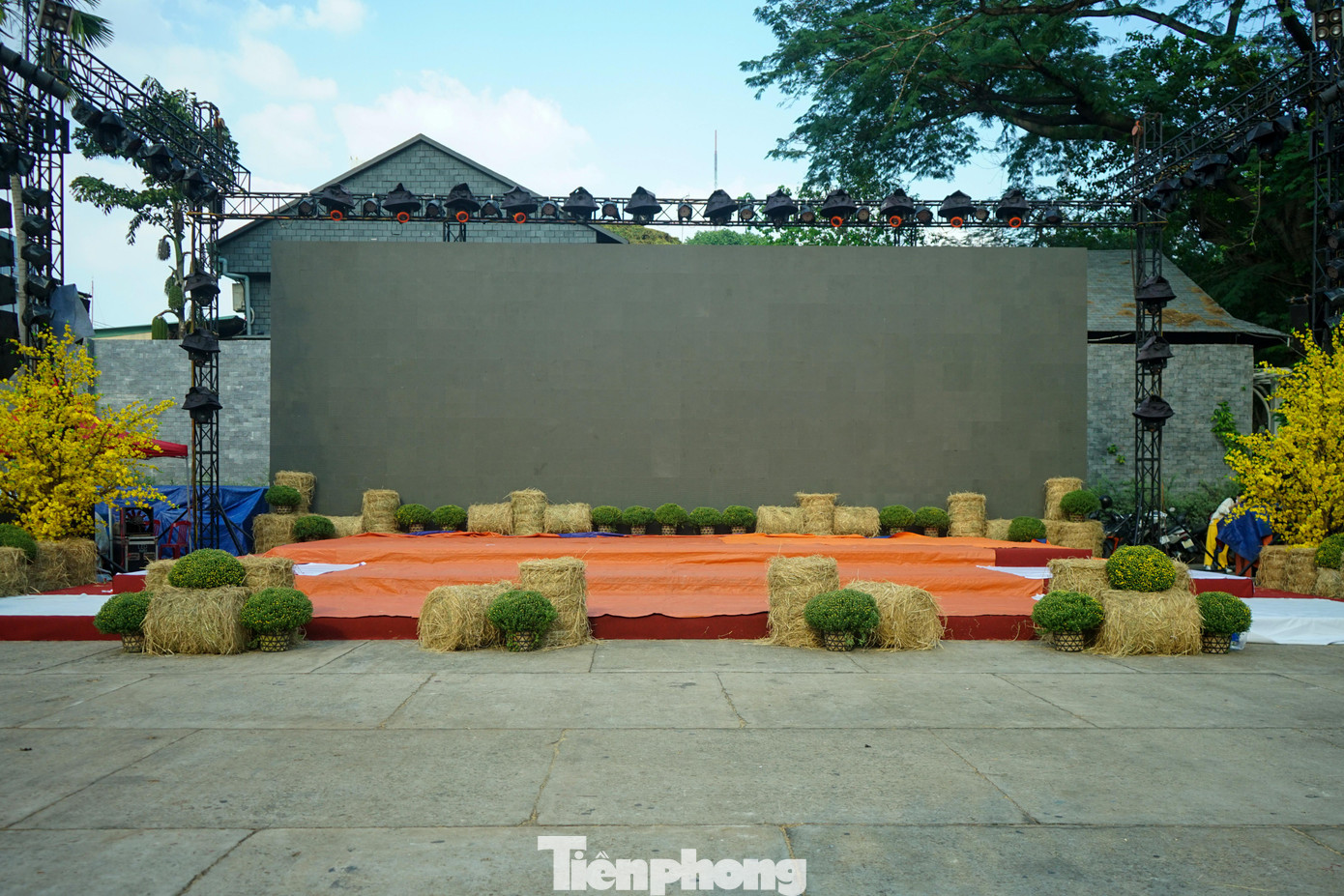 Để phục vụ cho các chương trình văn hoá nghệ thuật, khu vực sân khấu được bố trí ở phía chính diện thay vì ở hai bên góc như năm ngoái.