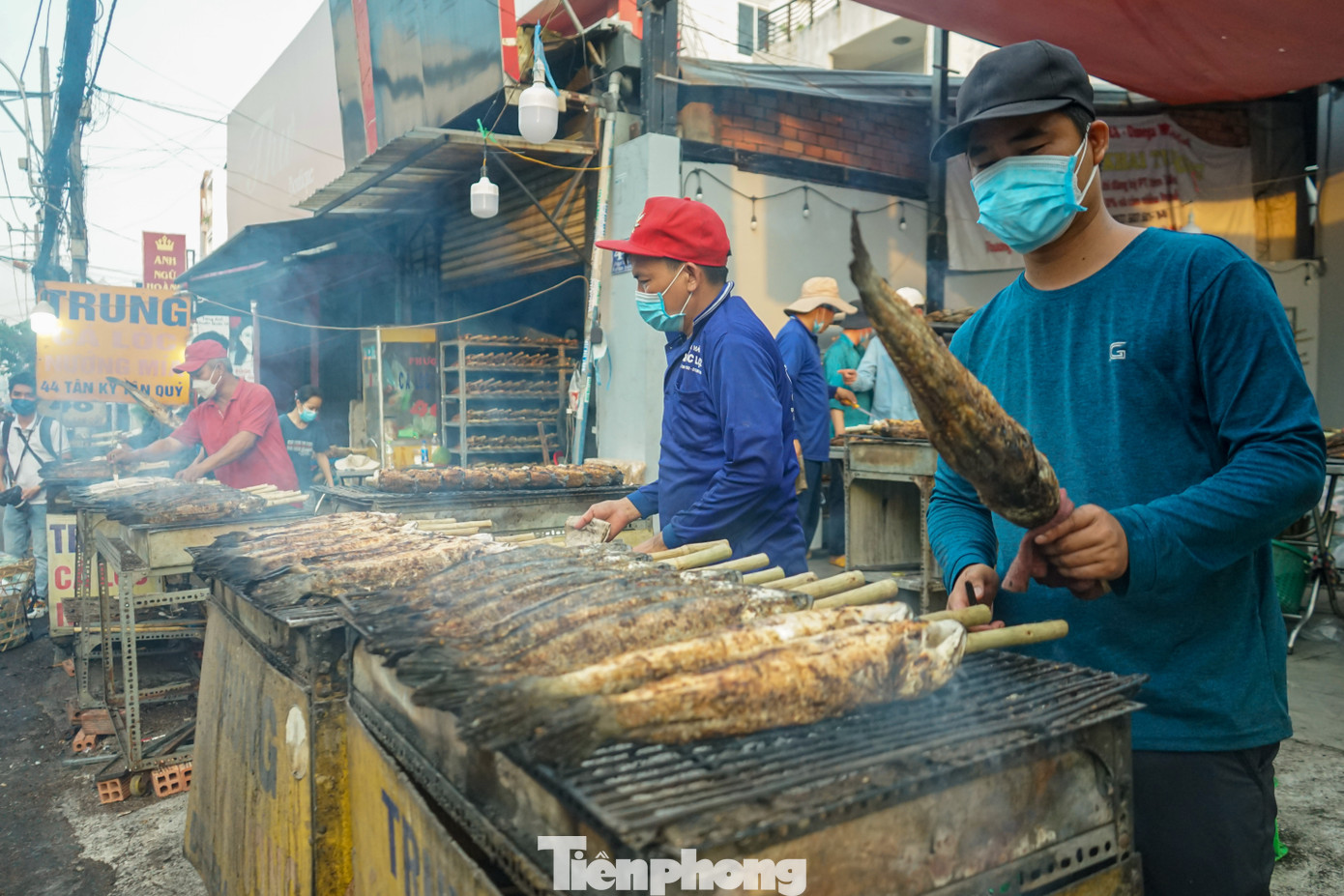 Tuy tuyến đường chỉ dài khoảng 300m nhưng có hơn 30 quầy bán cá lóc nướng. Đa phần các cửa hàng tại đây nhập cá từ chợ đầu mối Bình Điền hoặc từ các tỉnh miền Tây lên để bán. Mỗi lần nhập trung bình từ 2.000 - 4.000 con.